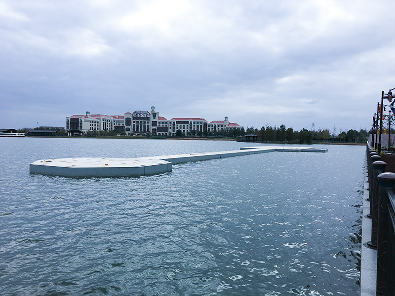 Quai flottant du parc Shaihai Desney