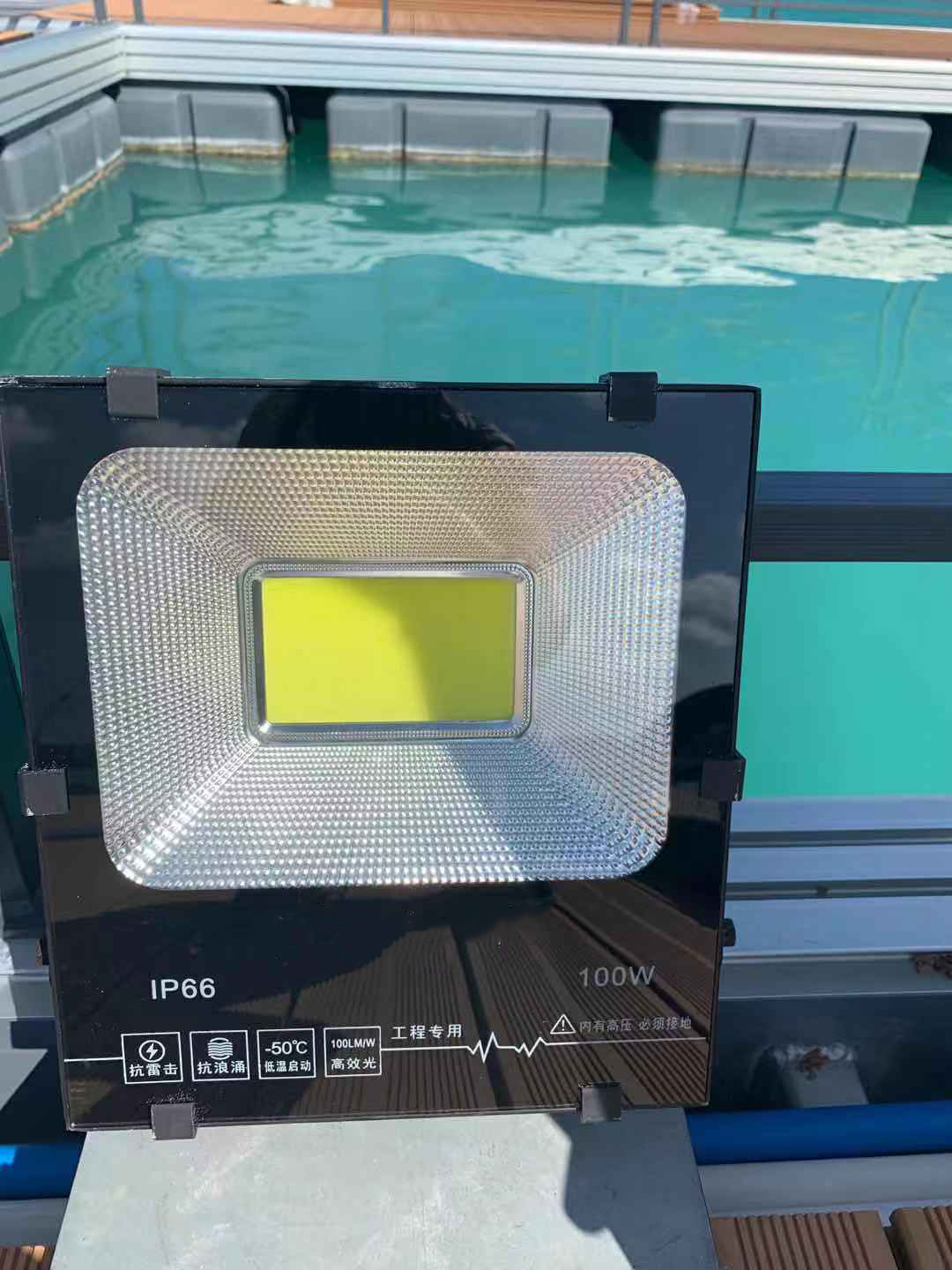 Lumi&egrave;re LED flottante doclk1