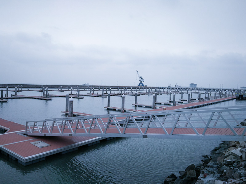 Quai flottant de la marina de l'aéroport international de Shenzhen 